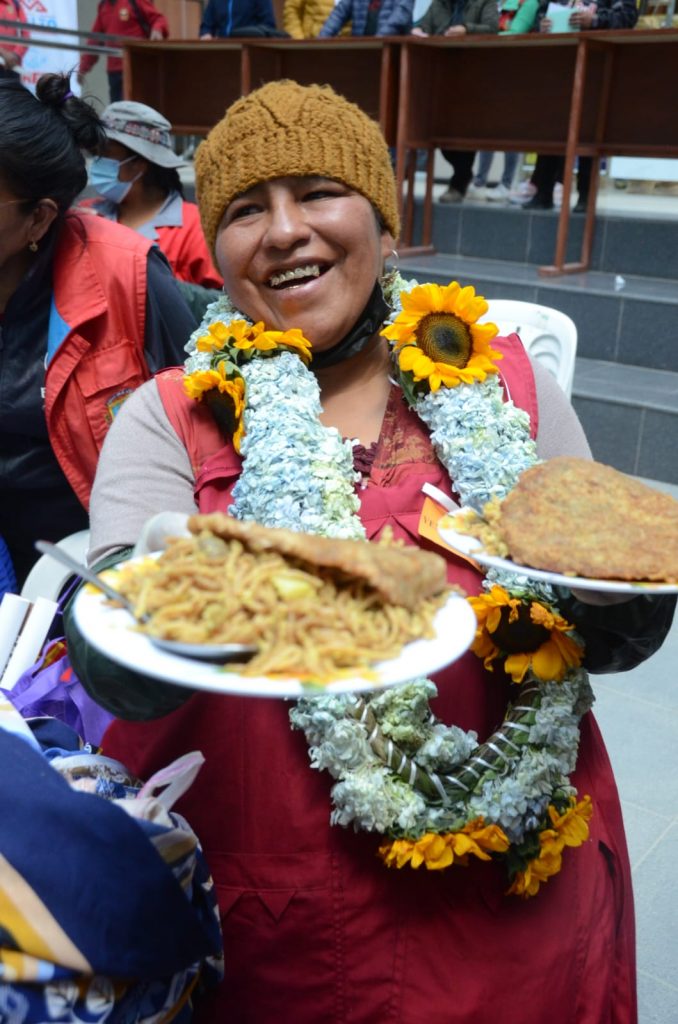 Jheny fue elegida entre ocho cocineras que participaron en un concurso organizado por la Alcaldía de El Alto.