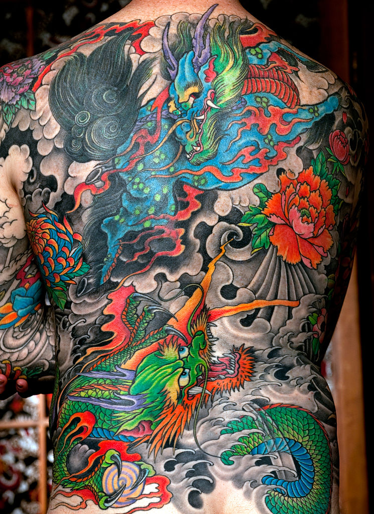 Revisan eliminar prohibición de candidatos tatuajes en Japón
