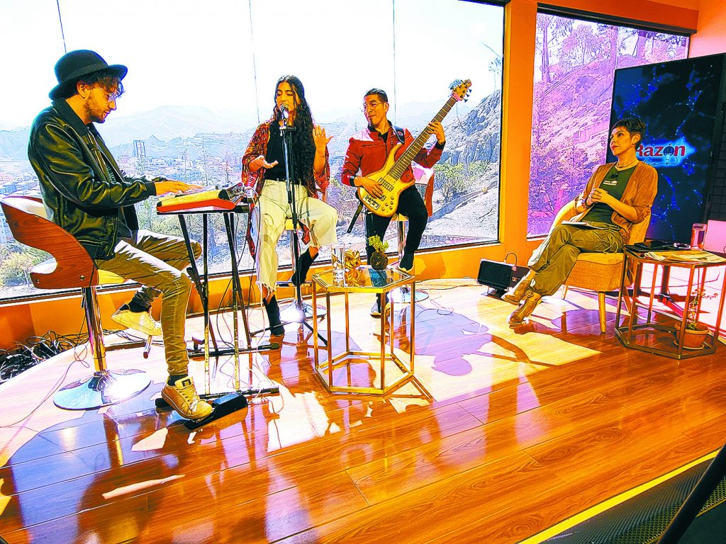 Tres de los integrantes de Efecto Mandarina deleitaron con su música en el programa Piedra Papel y Tinta de La Razón