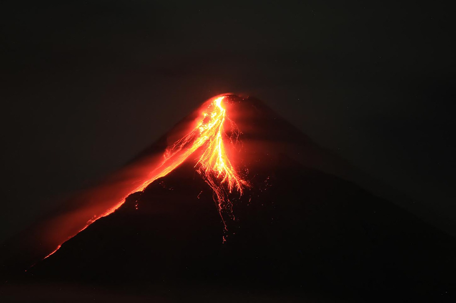 Evacúan a miles de personas en Filipinas por volcán Monte Mayón foto