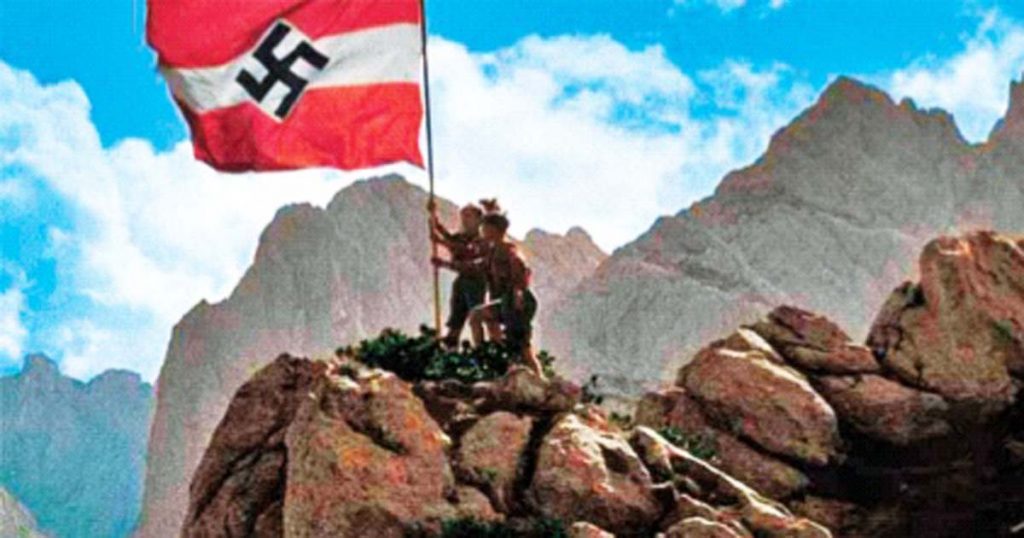 Una recreación de la bandera nazi en una montaña.