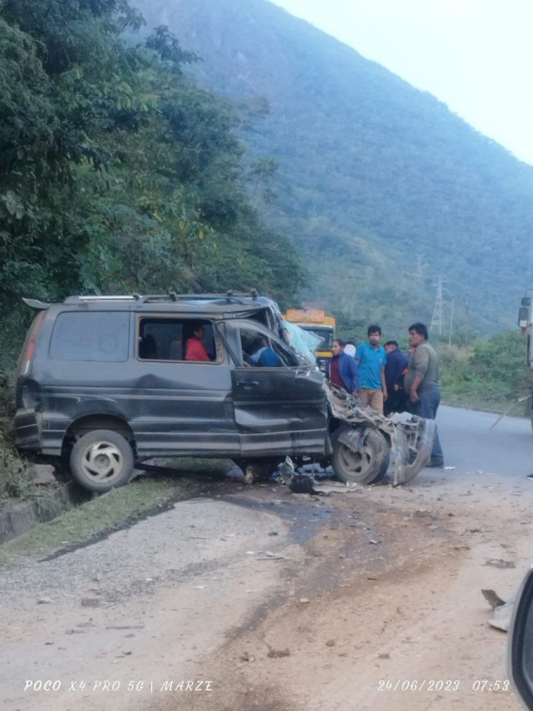 Cuatro personas perdieron la vida en un choque entre una cisterna y una vagoneta en la carretera Caranavi-Yolosita.