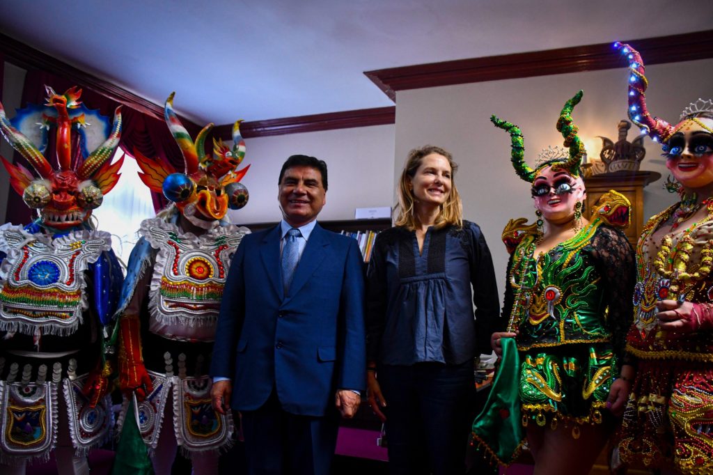 Con un reconocimiento y una máscara de china supay como obsequio, el gobernador de Oruro, Jhonny Vedia, recibió a Sarah Zeid.