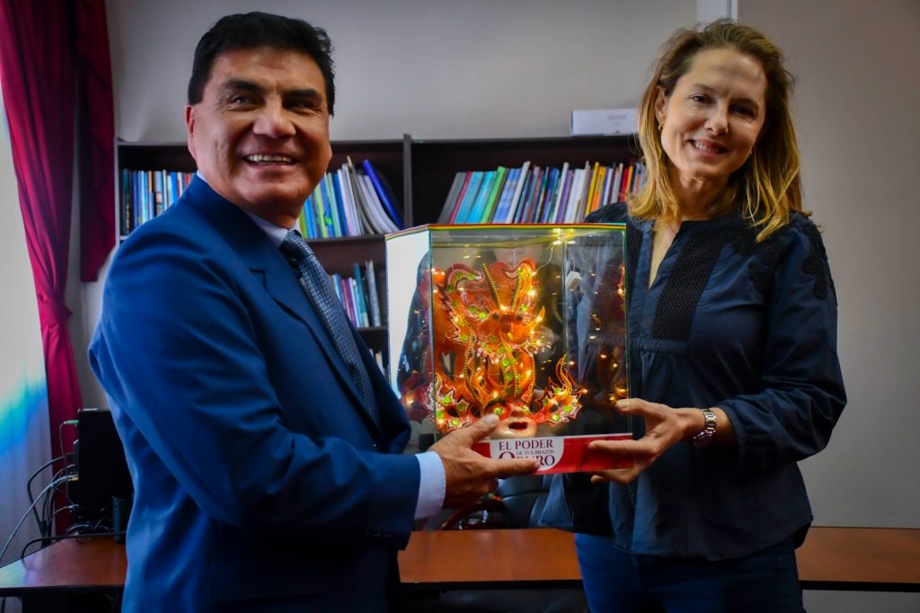 El gobernador de Oruro, Jhonny Vedia, le dio la bienvenida a la princesa de Jordania, Sarah Zeid.
