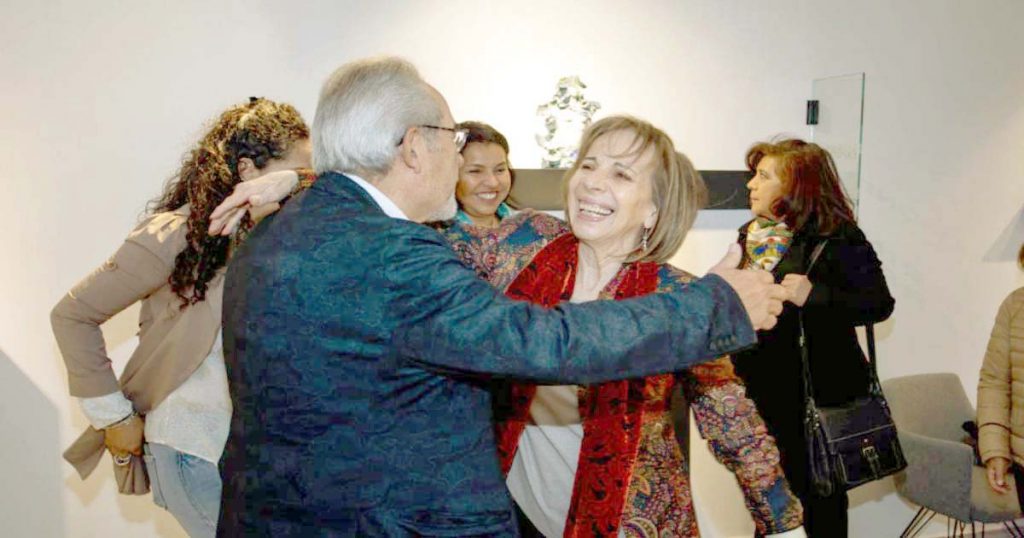 Corina Barrero Villanueva nació en La Paz en 1955. La cerámica, el batik y la poesía nutren su obra.