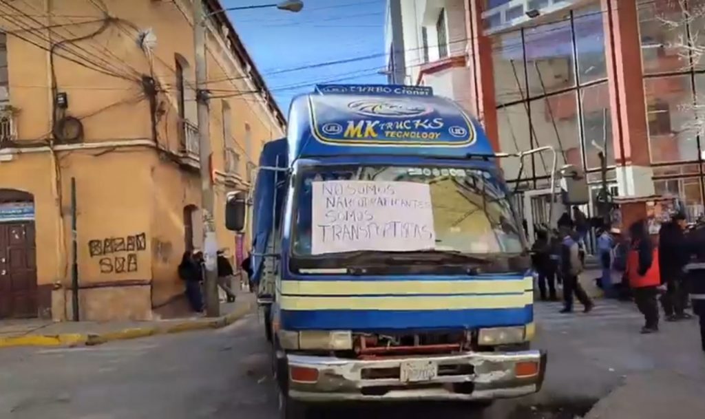 Desde tempranas horas, choferes del transporte pesado bloquearon la ciudad de Oruro, en protesta a la detención de dos de sus afiliados , acusados por narcotráfico.