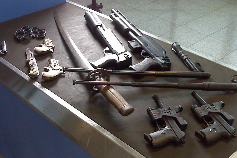 Imagen referencial de armas decomisadas a pandilleros de cárceles de Honduras