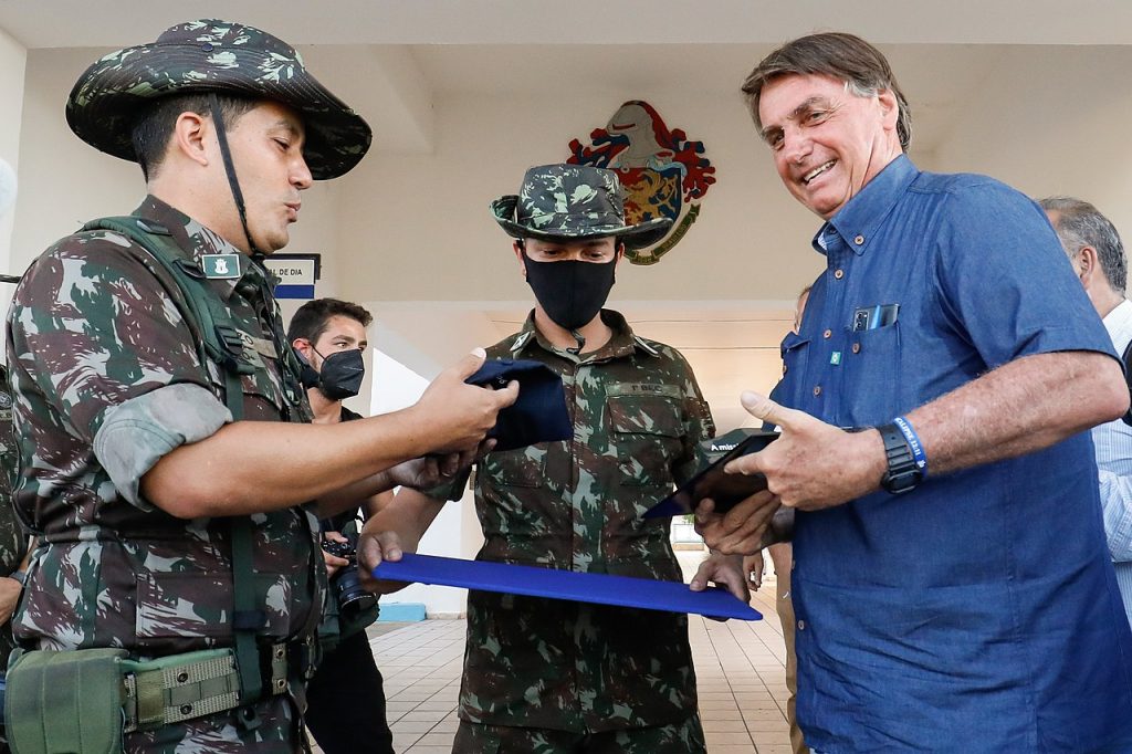 Brasil cierra escuelas cívico-militares iniciadas por Bolsonaro.