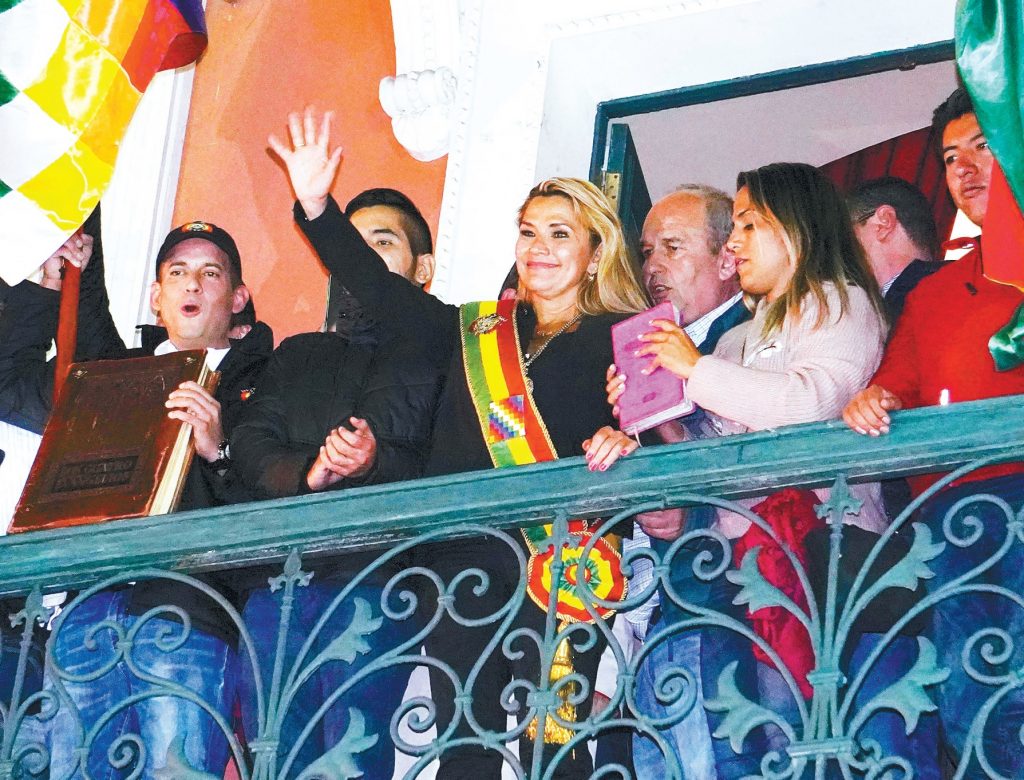 Jeanine Áñez salió al balcón del Palacio de Gobierno junto a sus aliados, familiares y colegas.