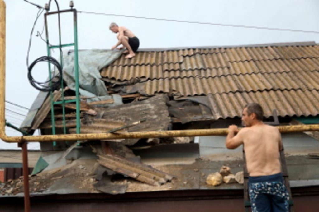 Techo siendo reparado en Odesa tras ataque de Rusia