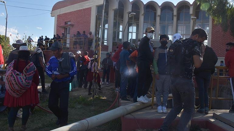 Vecinos de la zona Primero de Mayo de Cochabamba cerraron las válvulas de la planta de tratamiento de aguas servidas, en Albarrancho.