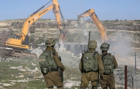 Soldados de Israel supervisan los desalojos forzados de Palestinos