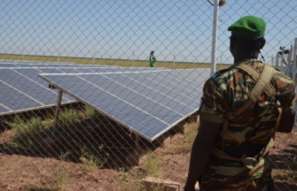 Militar de Níger frente a un proyecto francés de energía solar. Francia suspendió todo presupuesto para desarrollo hacia Níger desde el golpe del pasado 29 de julio. Foto AFP