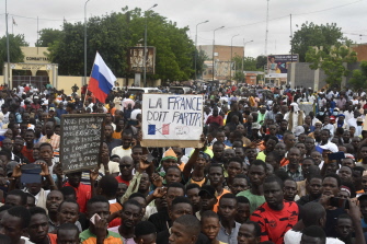 «íAbajo Francia!», «íViva Rusia, viva Putin!», corearon algunos de los manifestantes de este país, productor de petróleo y uranio.