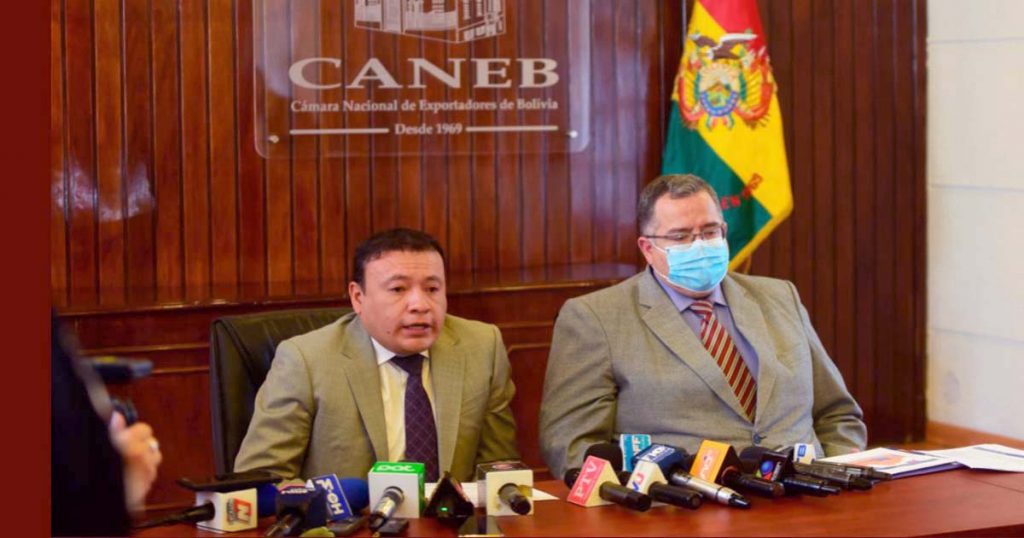 Danilo Velasco, presidente de Caneb, y Marcelo Olguín, gerente general de la institución, durante una conferencia de prensa.