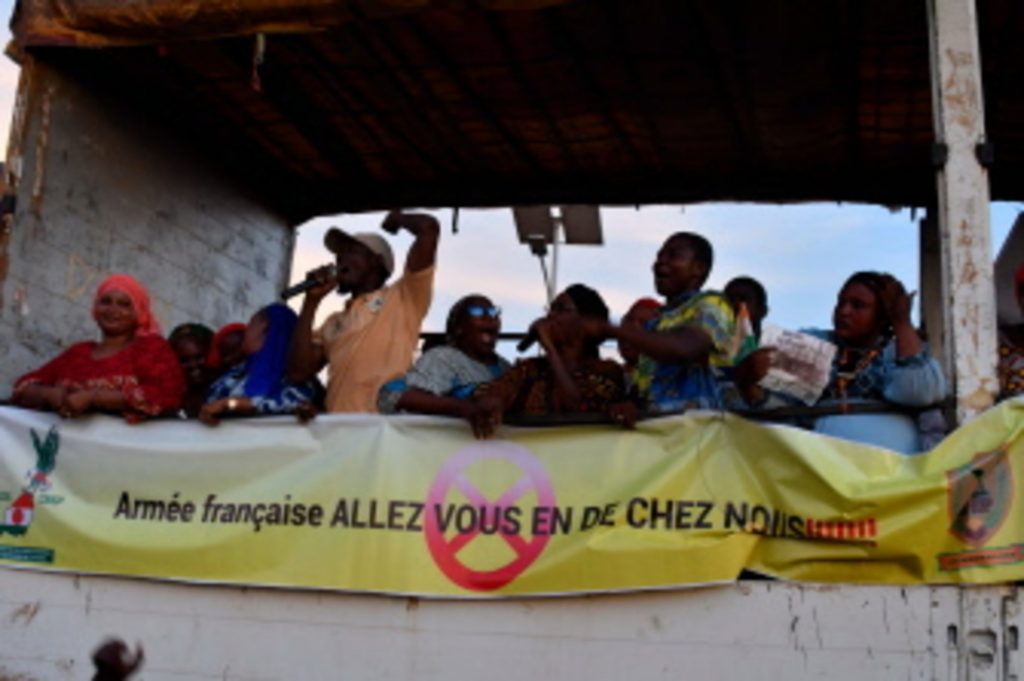 Un banner que pide a Francia irse de Níger. Foto AFP