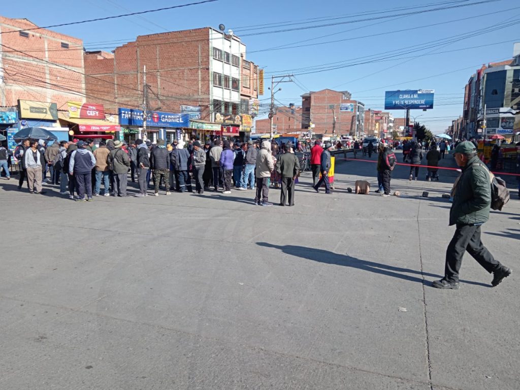 Varios puntos de calles y avenidas de El Alto fueron bloqueadas por los choferes.