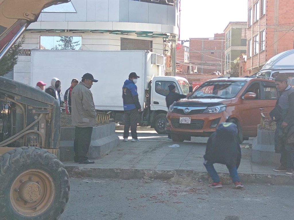 Conductores tomaron los atajos de la jardinera central de la Av. Bolivia para pasar de un frente a otro.