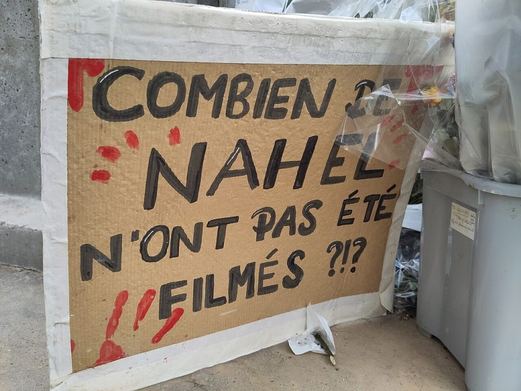 Uno de los carteles que mostraban el repudio de la población por la muerte del joven Nahel en Francia