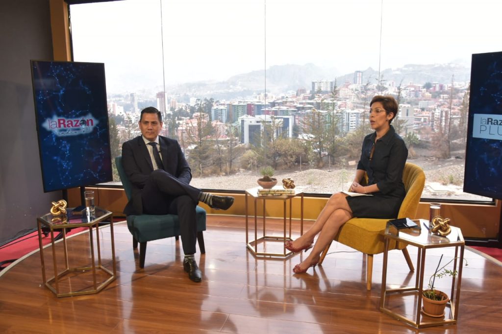 El director de la red DTV, Junior Arias, fue entrevistado por la directora de La Razón, Claudia Benavente.