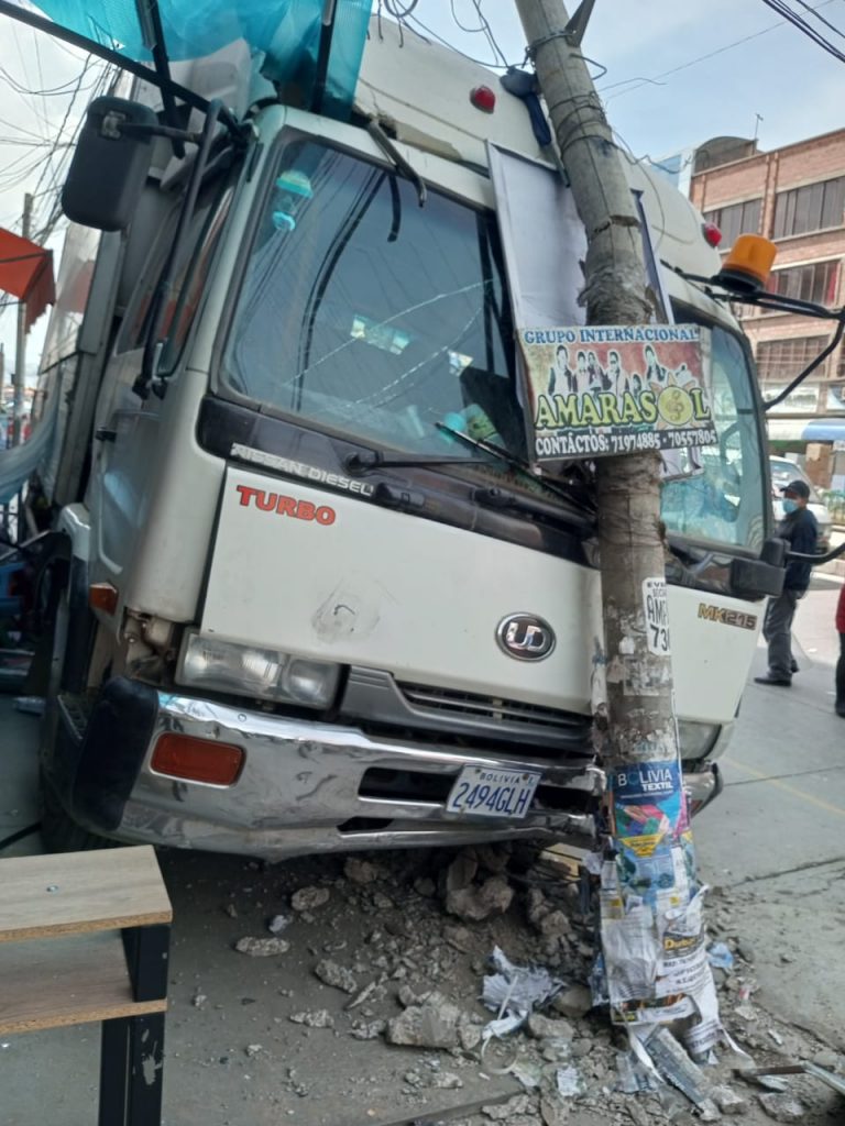 Un camión colisionó contra un poste en la avenida Alfonso Ugarte de El Alto.