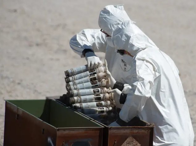 Técnicos de EEUU desechando despojos de munición de uranio empobrecido. Foto de