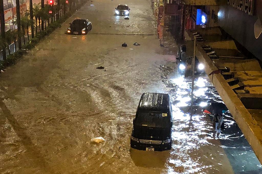 Lluvias récord provocan inundaciones en Hong Kong