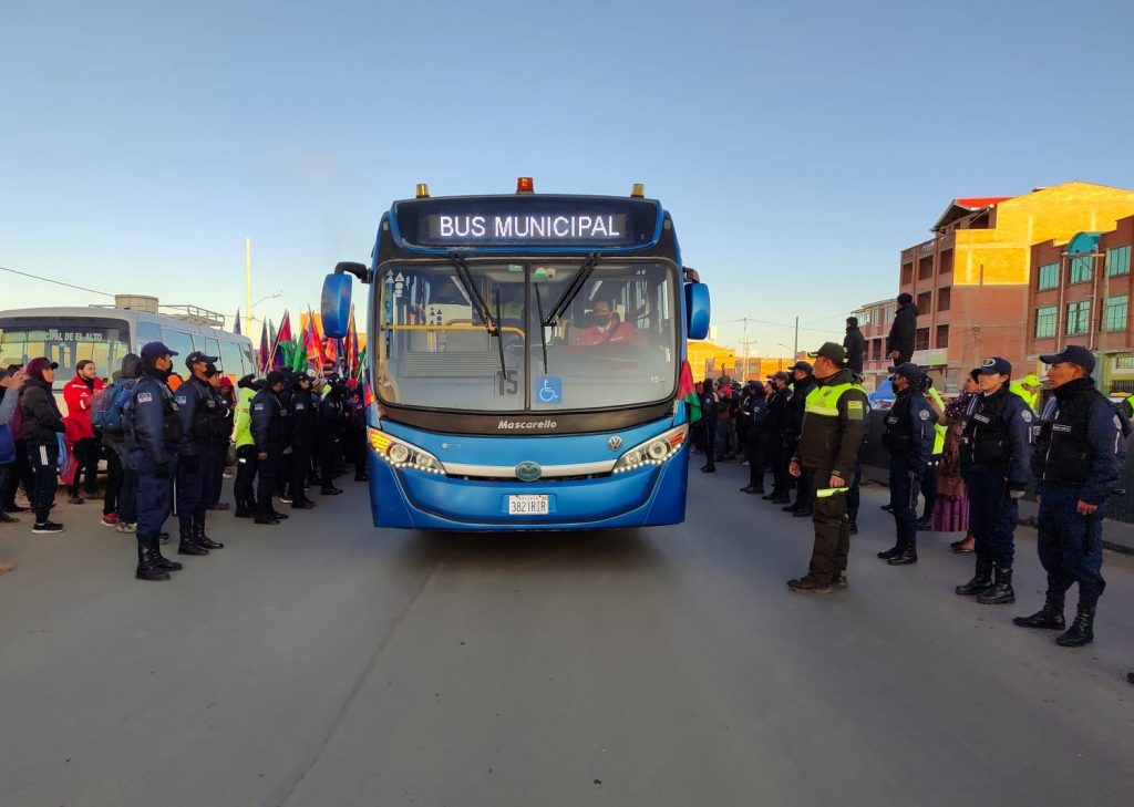 El Bus Municipal inicia operaciones con 16 unidades que operarán en rutas alejadas en el norte y sur de El Alto.