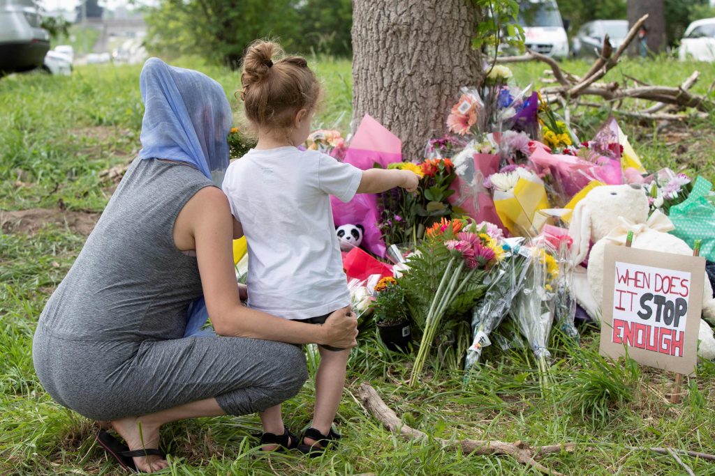 Personas muestran sus condolencias en el lugar que la familia musulmana fue asesinada en Canadá