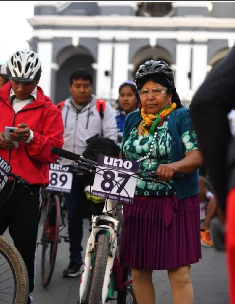Victoria Canaza tiene 65 años, su edad no fue impedimento para participar en la carrera de ciclismo en Tarija.