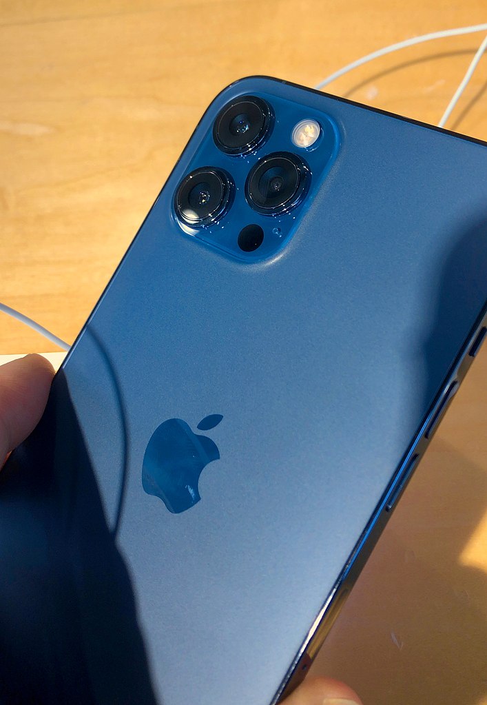 Lleva tres años a la venta y Francia lo prohíbe ahora: el iPhone 12 supera  el límite de radiación