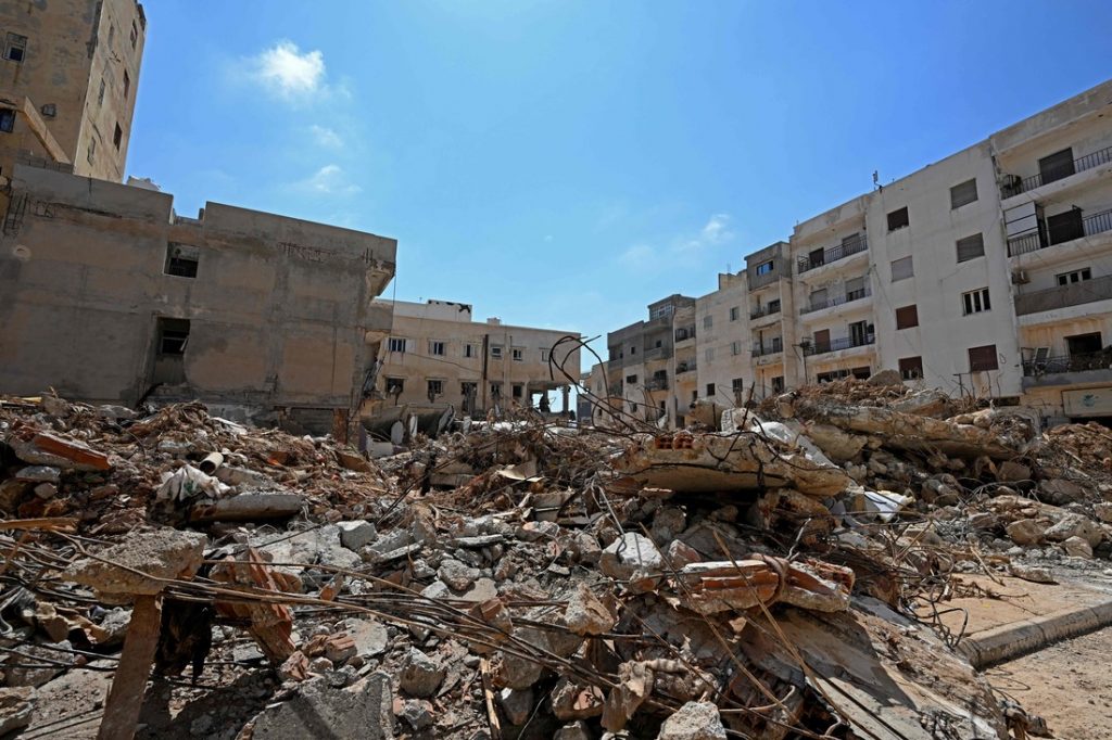 Panorama de Derna tras el quiebre de las dos represas, miles murieron.