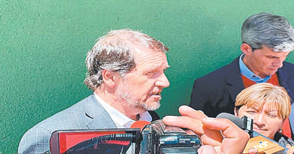 Ariel Basteiro habla con periodistas en la ciudad de Oruro.