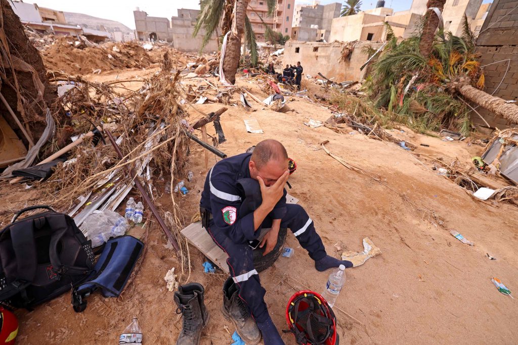 Miembro de un grupo de rescate abrumado. La solidaridad en Libia esta presente en estos momentos.