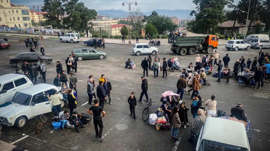 Población en Nagorno Karabaj esperando a ser evacuados hacia Armenia.