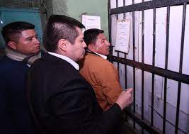 El gobernador Mamani cumple detención preventiva en la cárcel de San Pedro de La Paz.