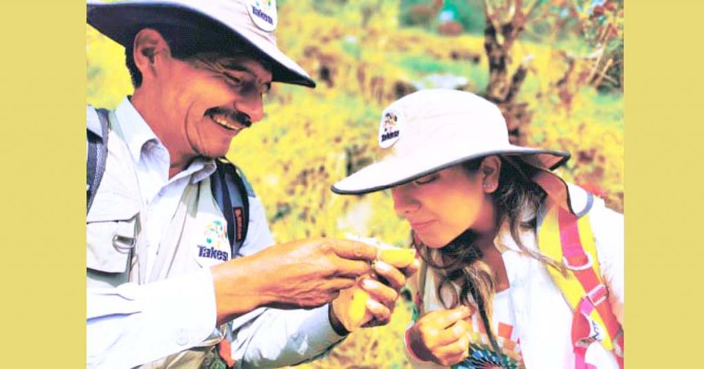 Don Primitivo muestra la papaya Salvietti