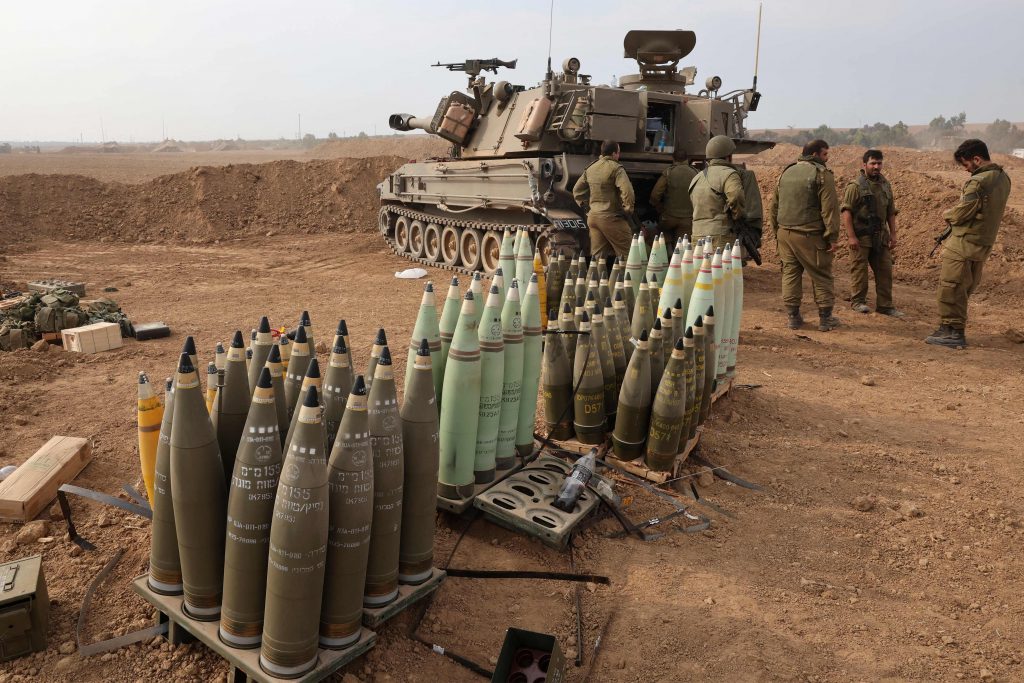 Ejercito de Israel preparando munición para el bombardeo.