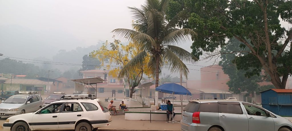 Una densa humareda cubre a Caranavi. Desde ese municipio reportan 10 incendios activos.