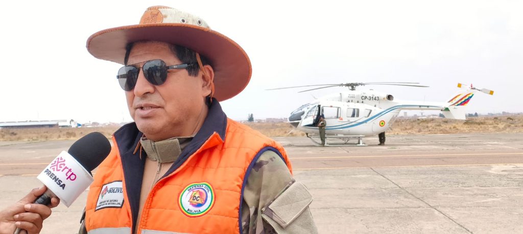 Defensa Civil envía helicóptero con Bambi Bucket a Palos Blancos para sofocar incendios.
