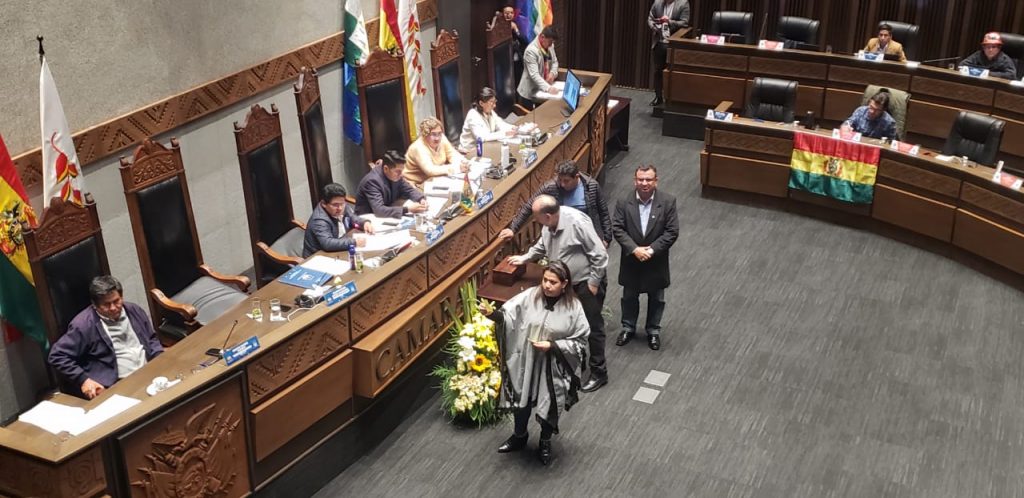 La votación de la oposición a favor de Andrónico Rodríguez, la madrugada de este martes.