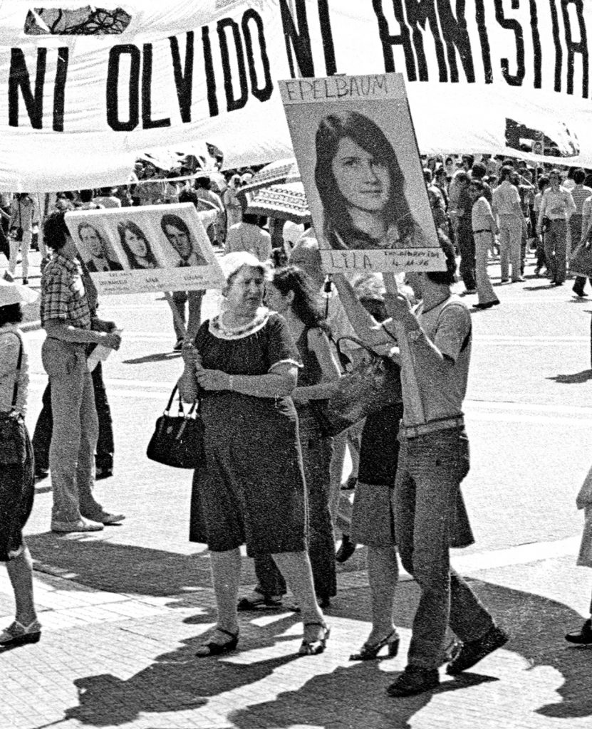 Madres de la Plaza de Mayo protestando contra la dictadura en 1982