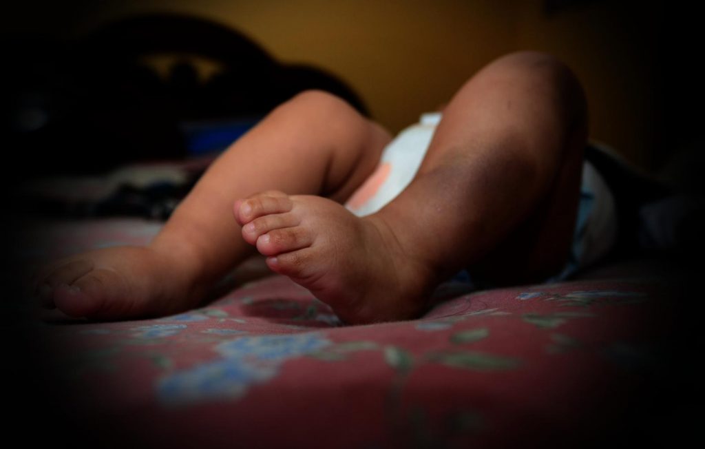 La bebé tenía apenas ocho días de nacida cuando su madre la golpeó y abandonó su cuerpo en vía pública.