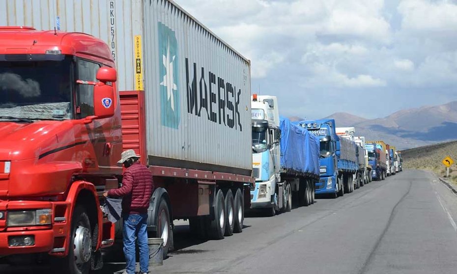 Fila de camiones peruanos en la frontera.