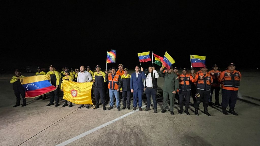 El contingente con 30 bomberos venezolanos partió este martes a Rurrenabaque y San Buenaventura.