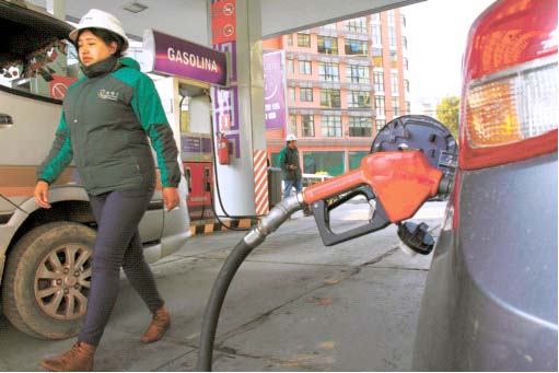 Venta del combustible en una estación de servicio en la ciudad de La Paz