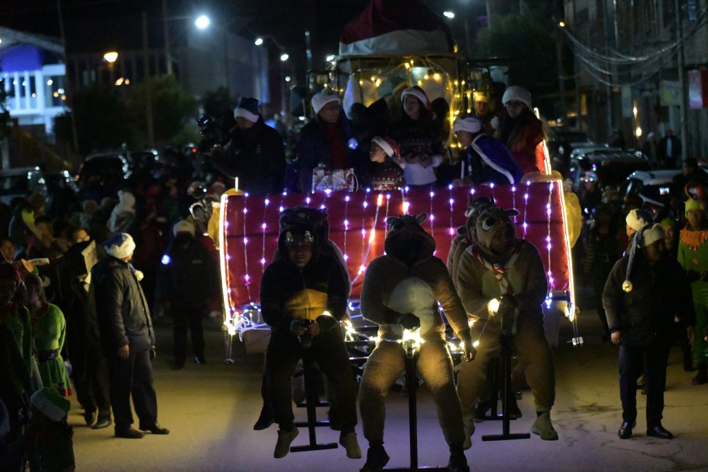 La Alcaldía de Oruro realizó su desfile navideño con colorido y creatividad.