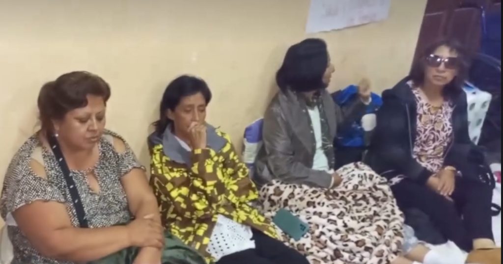 Mamás de cinco estudiantes instalaron una huelga de hambre; piden que sus hijos no sean aplazados.