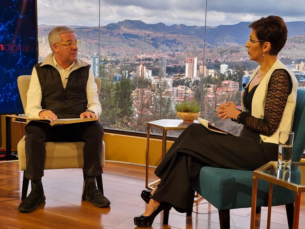 El periodista Julio Peñaloza Bretel en una entrevista con la directora de La Razón, Claudia Benavente.