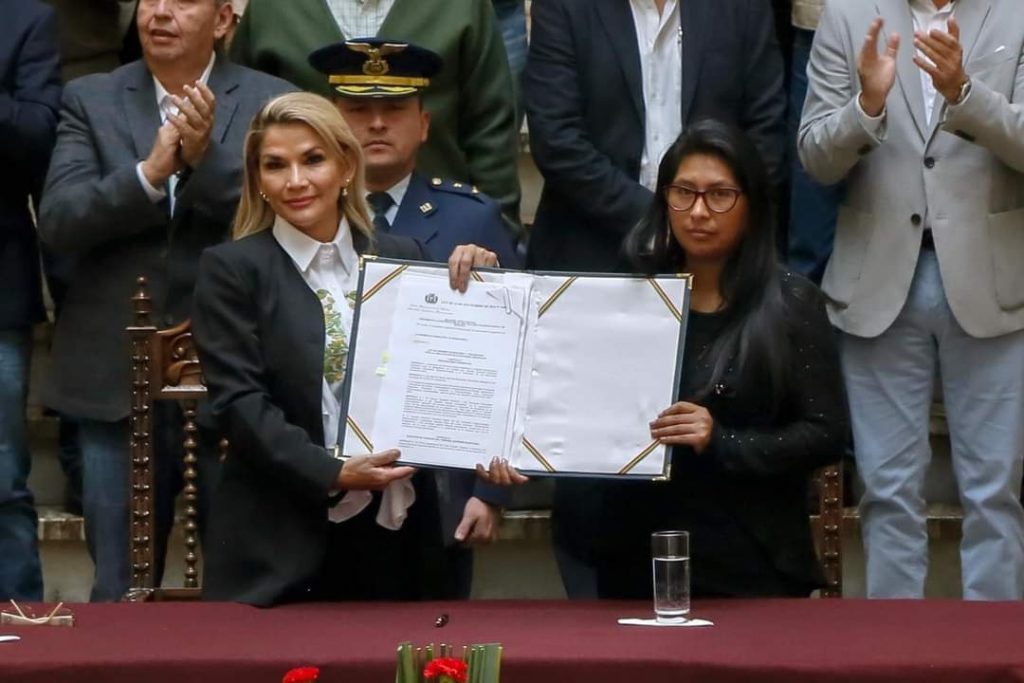 Jeanine Añez y Eva Copa muestran la ley de prórroga de mandato, en 2020.